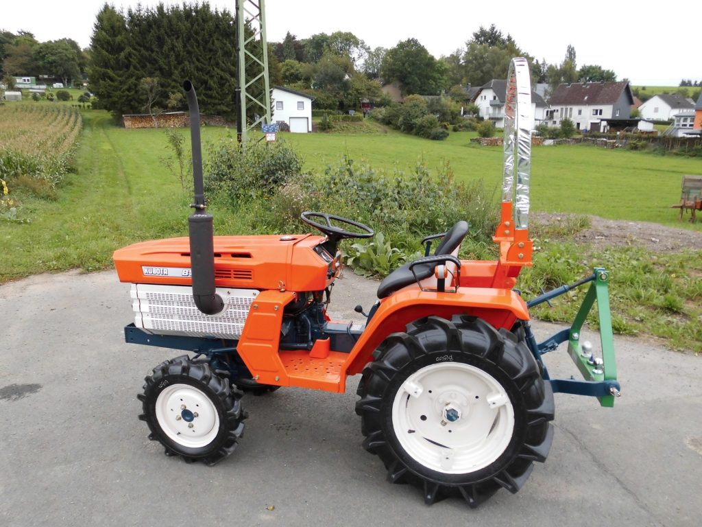 Kubota Traktor B1500 mit Allradantrieb und Gerätedreieck SB Agrar