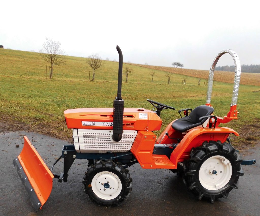 Kubota Traktor B1400 mit Allradantrieb und Schneeschild 120 SB Agrar