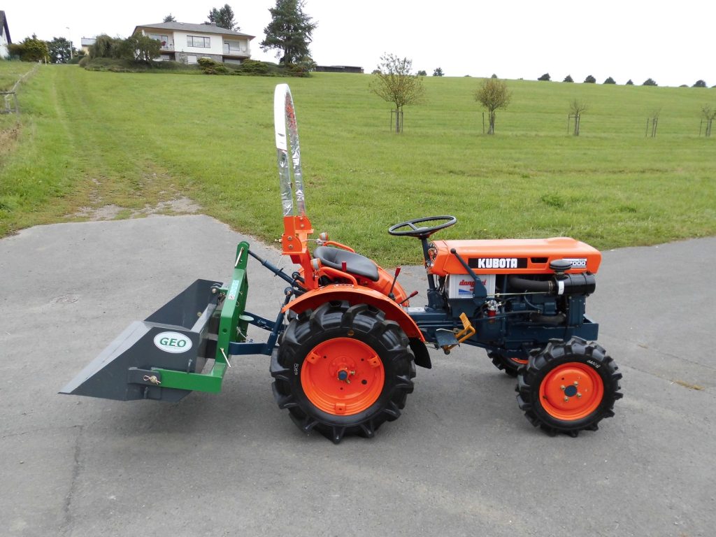 Kubota Traktor B7000 mit Allradantrieb und Heckschaufel 120 cm
