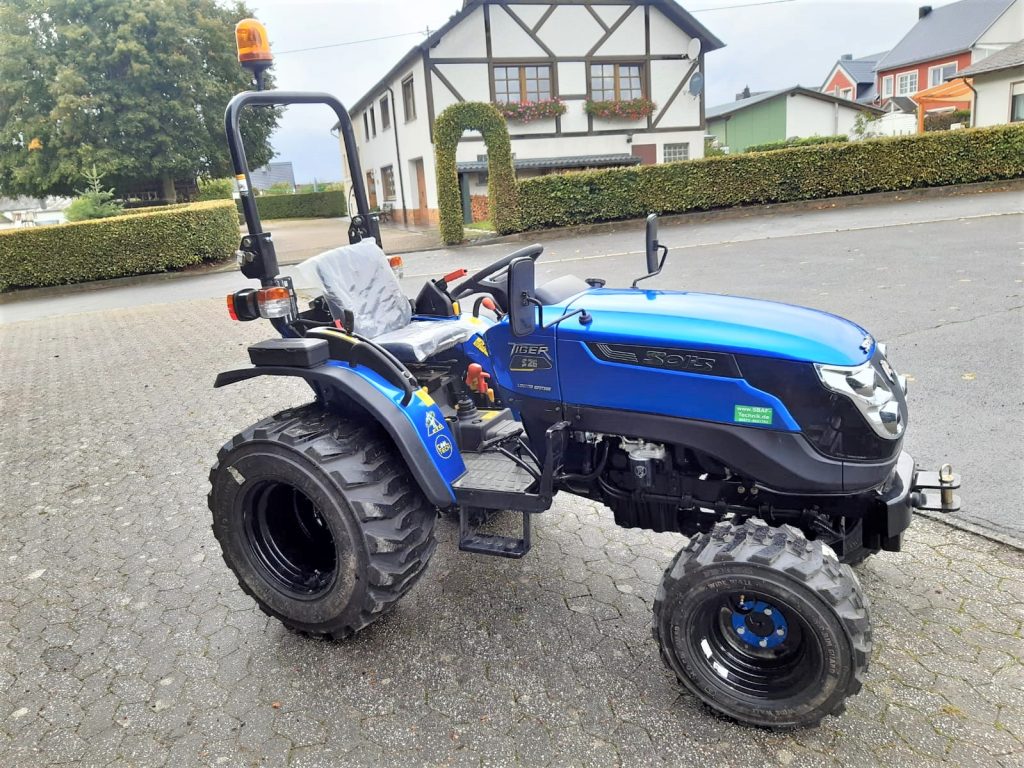 Solis 26 Traktor TIGER Limited Edition rot oder blau metallic – – SB Agrar-  und Forsttechnik GmbH