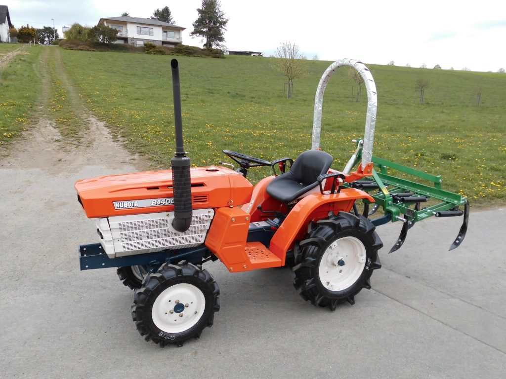 Kubota Traktor B1400 mit Allradantrieb und Grubber