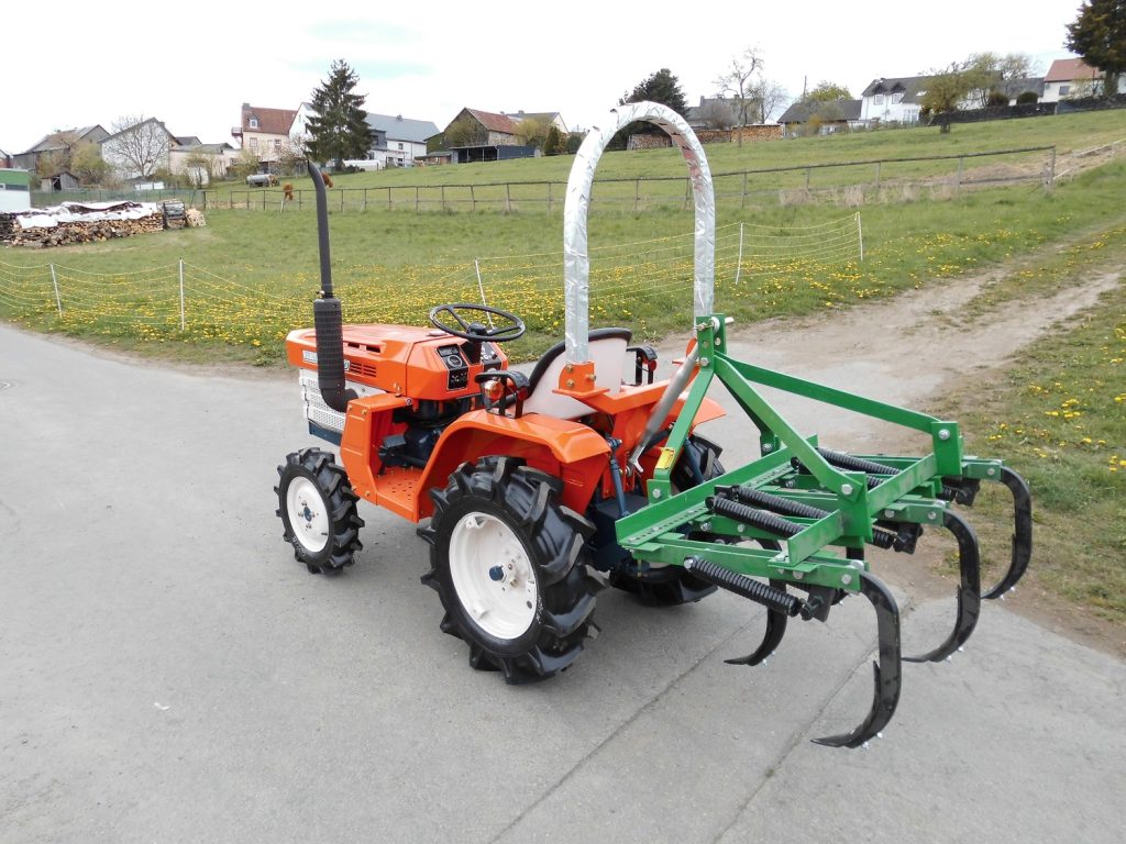Kubota Traktor B1400 mit Allradantrieb und Grubber – Bild 2
