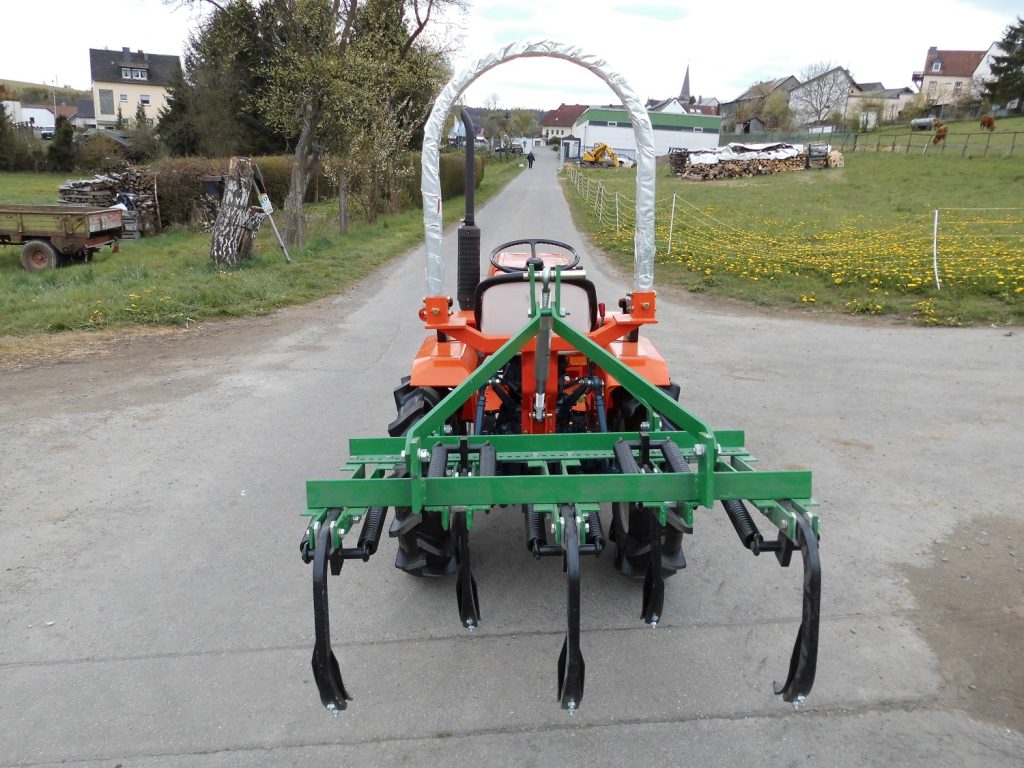 Kubota Traktor B1400 mit Allradantrieb und Grubber – Bild 3