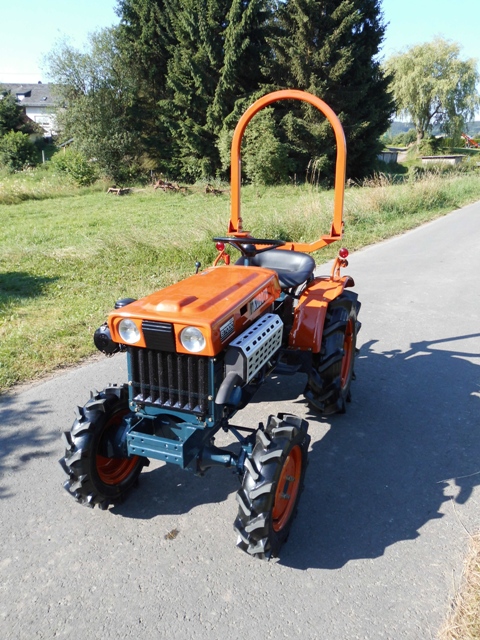 Kubota Traktor B7000 mit Allradantrieb und Palettengabel FT 300 – Bild 3