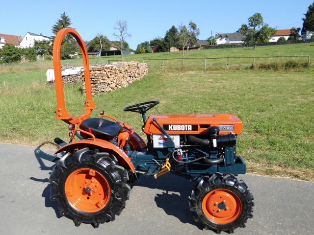 Kubota Traktor B7000 mit Allradantrieb und Palettengabel FT 300 – Bild 4