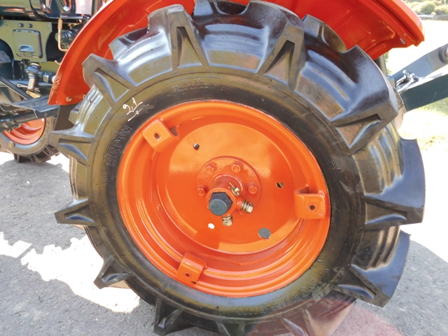 Kubota Traktor B7000 mit Allradantrieb und Palettengabel FT 300 – Bild 8