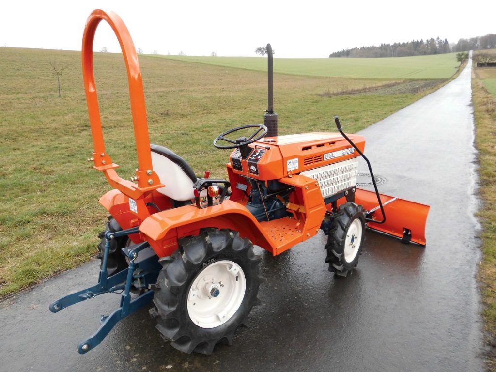 Kubota B1200 mit Überrollbügel und 1,20m Schneeschild – Bild 5