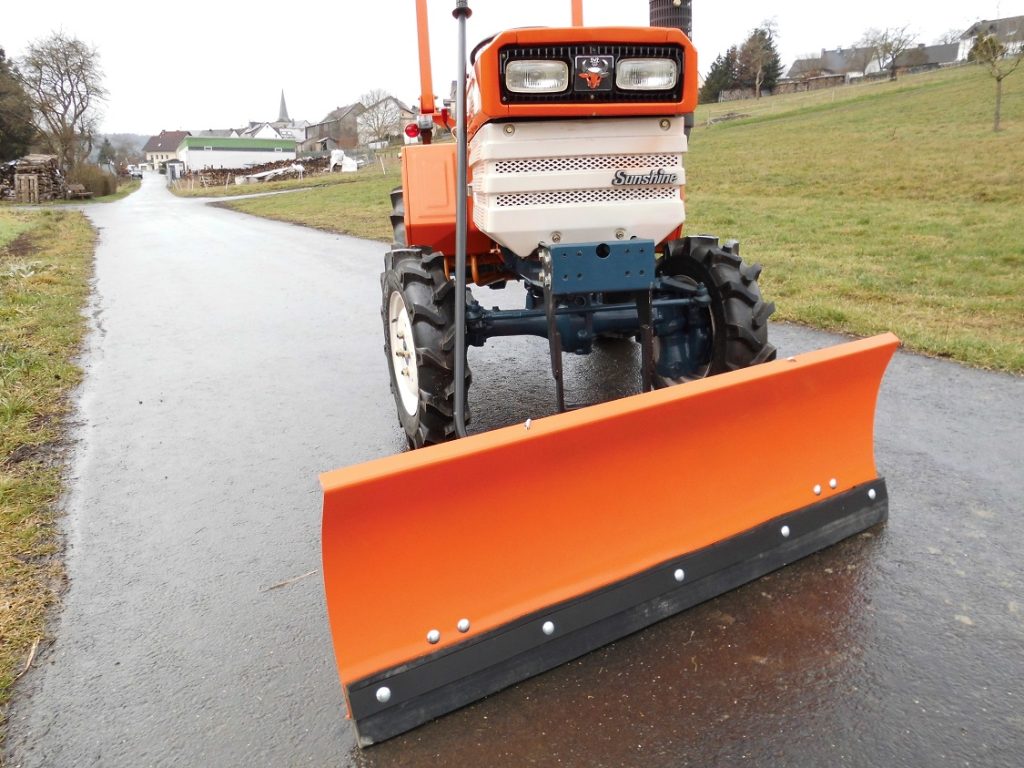 Kubota B1200 mit Überrollbügel und 1,20m Schneeschild – Bild 10