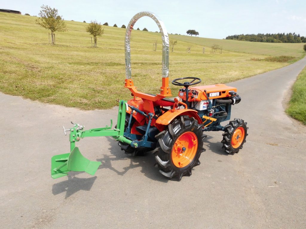 Kubota Traktor B7000 mit Allradantrieb und Pflug GP20 – Bild 3
