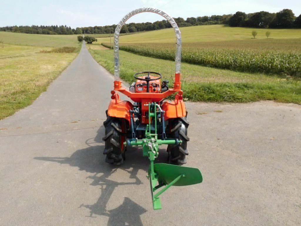 Kubota Traktor B7000 mit Allradantrieb und Pflug GP20 – Bild 4