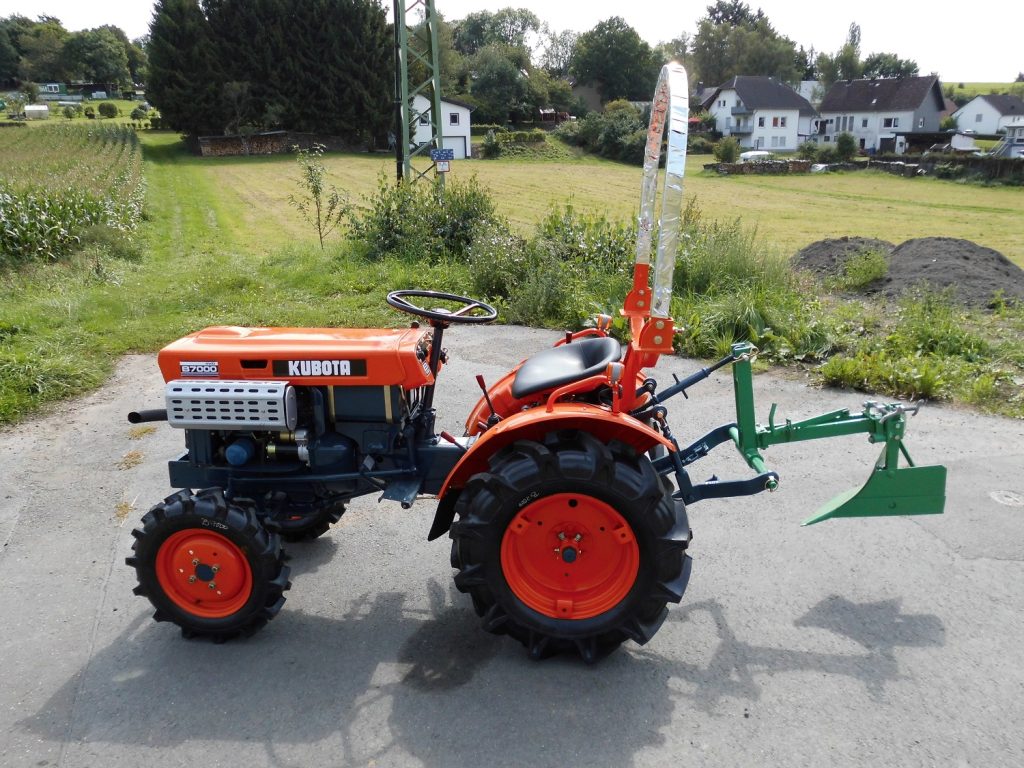 Kubota Traktor B7000 mit Allradantrieb und Pflug GP20 – Bild 5