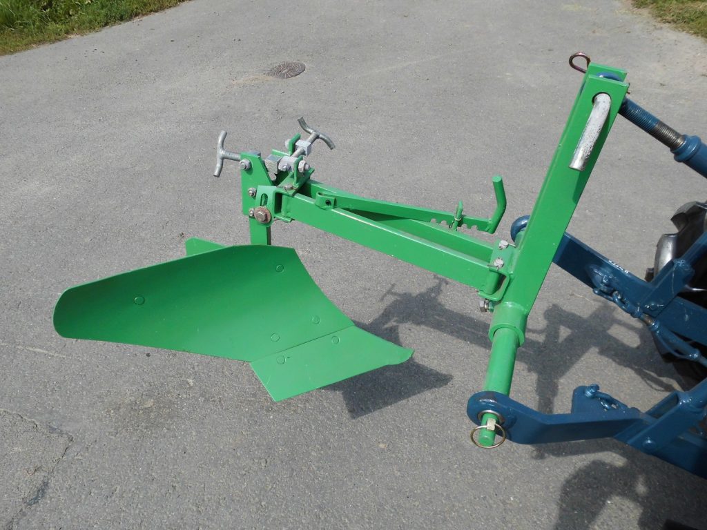 Kubota Traktor B7000 mit Allradantrieb und Pflug GP20 – Bild 6