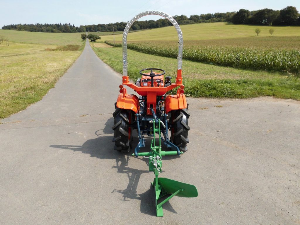 Kubota Traktor B7000 mit Allradantrieb und Pflug GP20 – Bild 8