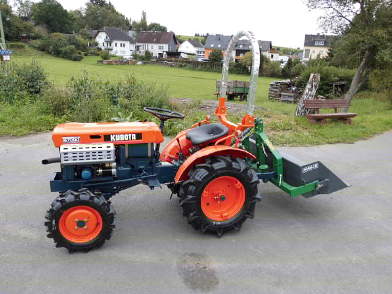 Kubota Traktor B7000 mit Allradantrieb und Heckschaufel 120 cm – Bild 2