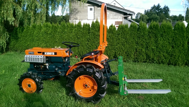 Kubota Traktor B7000 mit Allradantrieb und Palettengabel FT 300