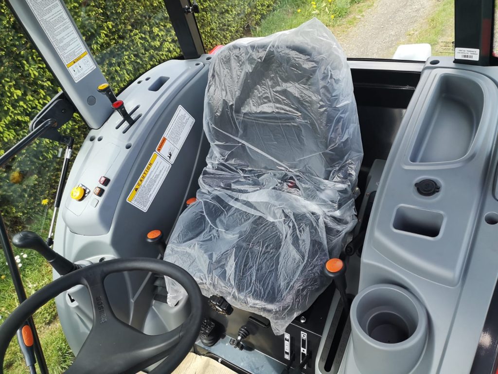 Branson 6225C, Traktor, Allrad, Kabine, Fronthydraulik, Frontzapfwelle – Bild 9