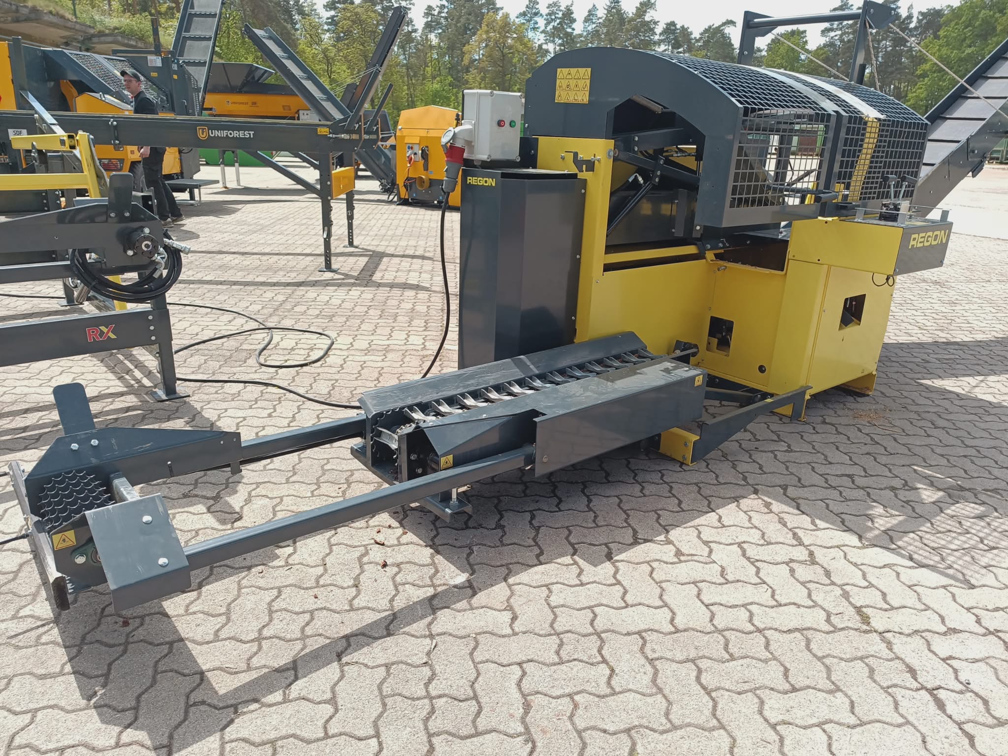 Regon R4E Elektroantrieb Sägespaltautomat 45 cm Brennholzautomat Joystick Stammheber – Bild 8